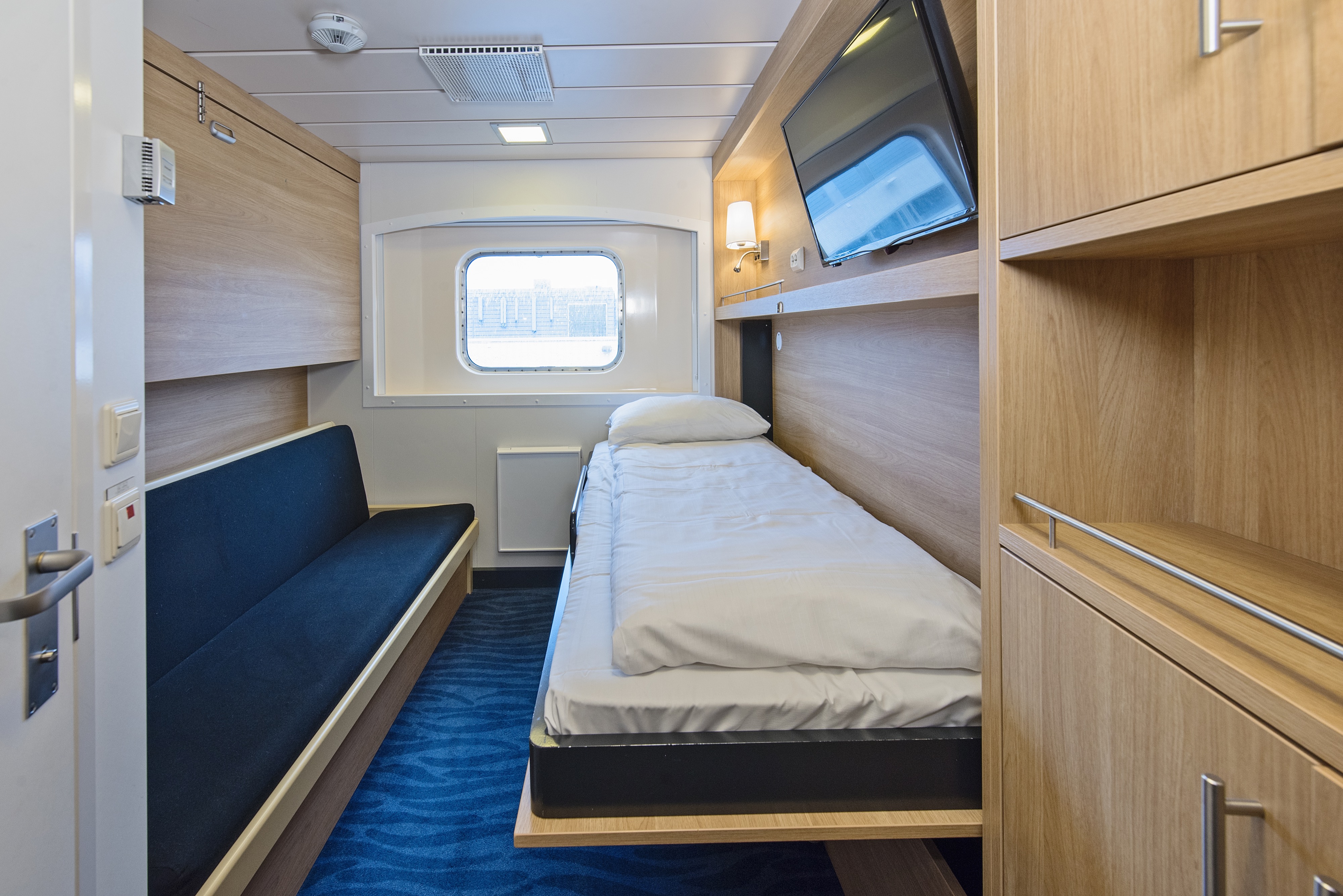 Polar Outside | Triple on lower, middle or upper deck with window